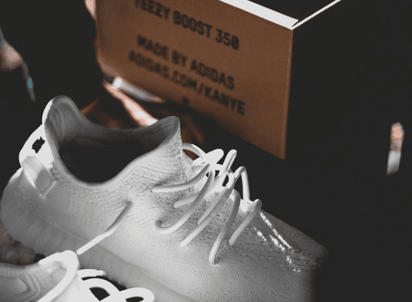 how to Protect White Shoes